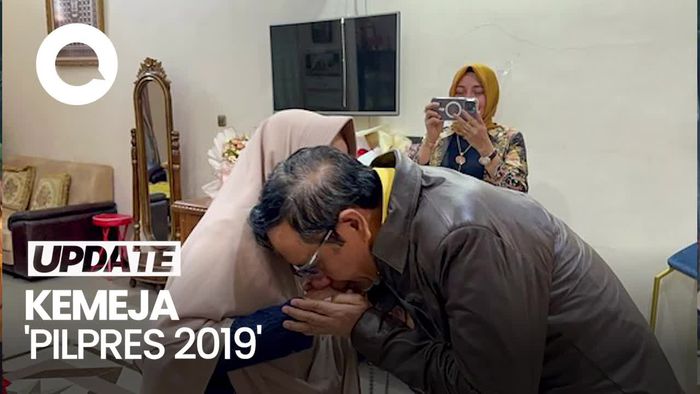 Momen Mahfud Md Ambil Kemeja Pilpres 2019 yang Disimpan Ibunya