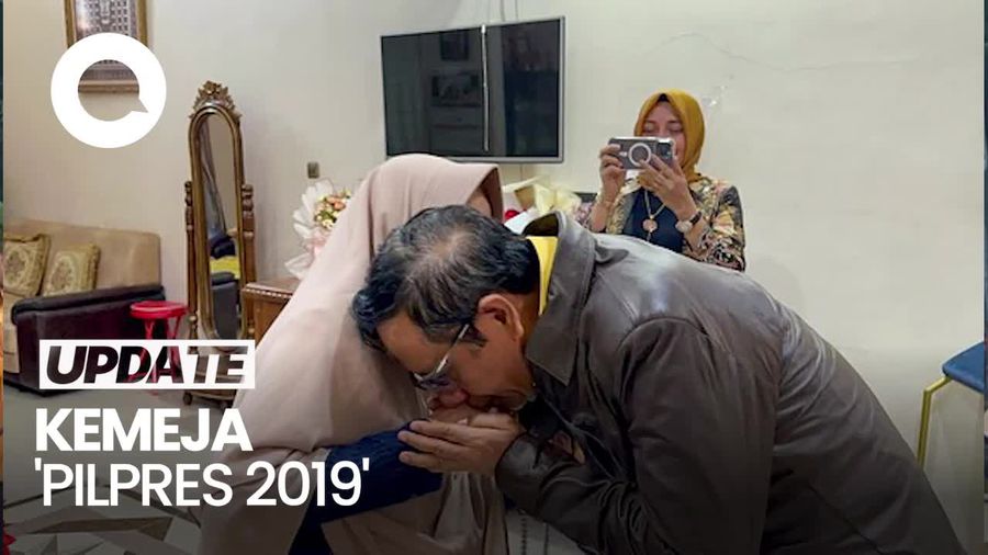 Momen Mahfud Md Ambil Kemeja Pilpres 2019 yang Disimpan Ibunya
