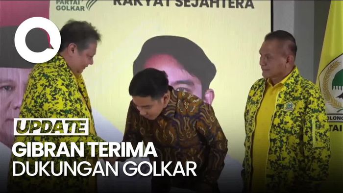 Momen Airlangga Serahkan Surat Keputusan Dukung Gibran Cawapres