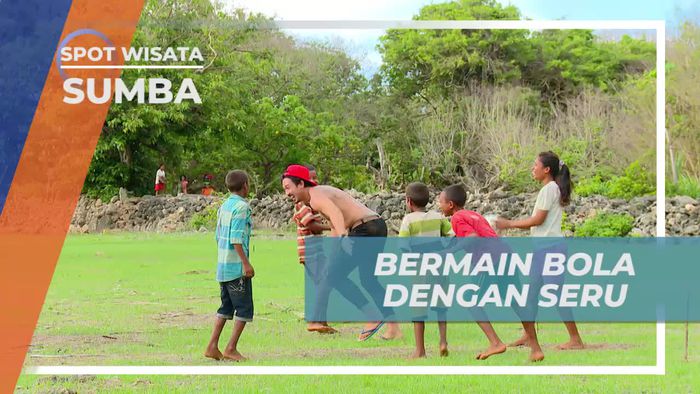 Adu Tangkas Bermain Bola Bersama Anak-anak Desa Ratenggaro Sumba 