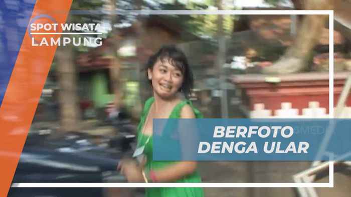 Melawan Rasa Takut Berfoto Dengan Ular di Lampung