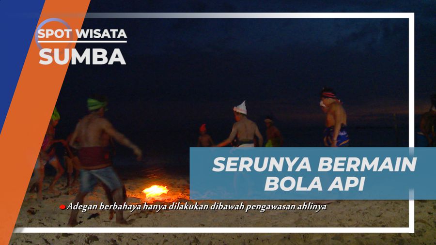 Bermain Permainan Tradisional Bola Api di Tepi Pantai Lailiang, Sumba