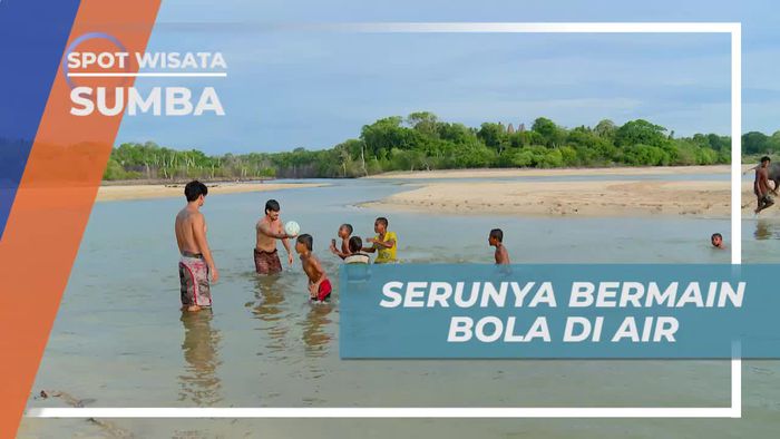 Momen Antusias Bermain Bola Air di Desa Ratenggaro Sumba 