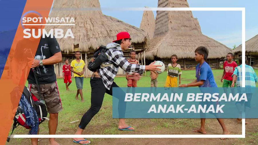Bermain Bersama Anak-anak Desa Ratenggaro Sumba 