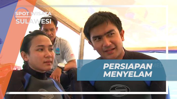 Bersiap Memakai Peralatan Selam Menuju Spot Diving di Pulau Selayar, Sulawesi Selatan