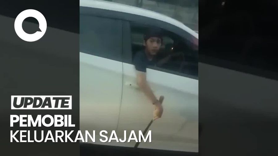 Momen Pria Bersenjata Tajam Pepet Mobil di Tol Tangerang