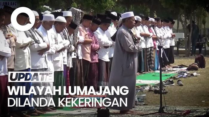 Momen Ratusan Warga Lumajang Gelar Salat Istisqa Meminta Hujan