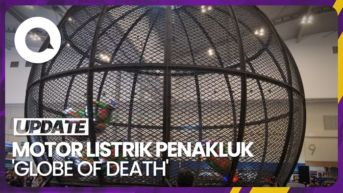 Melihat Atraksi Globe of Death Pakai Motor Listrik di IMOS 2023
