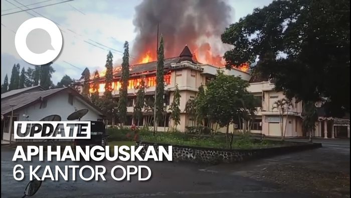 Penampakan Kobaran Api Lahap Perkantoran Bupati Jayapura