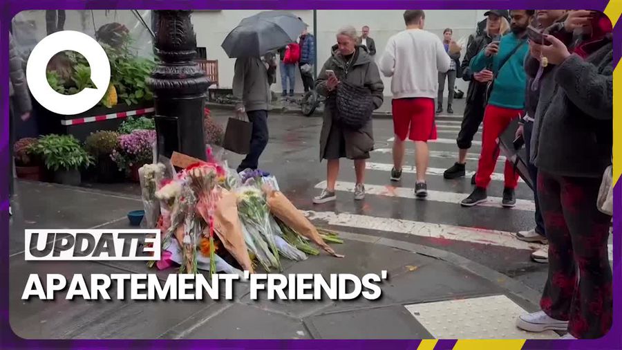 Bunga Penghormatan Fans untuk Matthew Perry di Depan Apartemen Friends