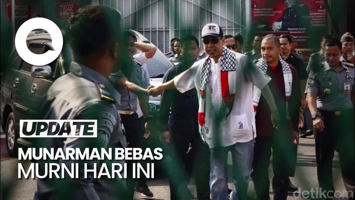 Gaya Munarman Pakai Atribut Save Palestine saat Bebas Dari Penjara
