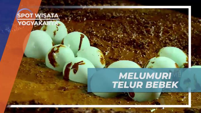 Melumuri Telur Bebek Dengan Adonan Batu Bata, Yogyakarta