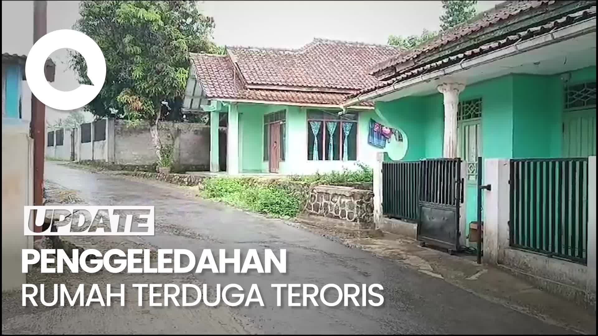 Densus Geledah Rumah Terduga Teroris Di Sukabumi, Buku-Sajam Disita