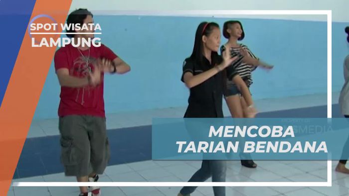 Membawa Kipas Mencoba Menari Bendana, Lampung