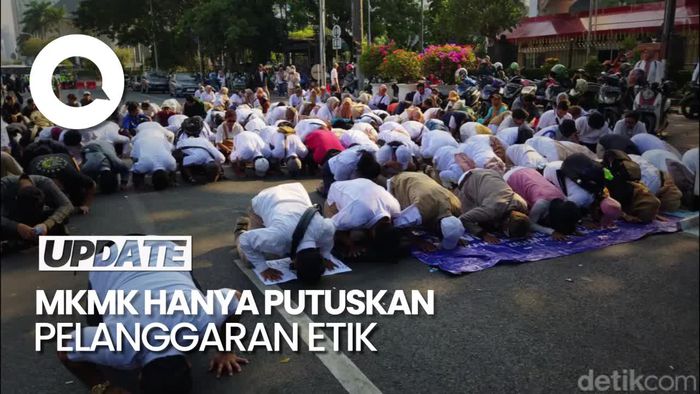 Massa Pro Putusan MK Sujud Syukur, Putusan soal Usia Capres-Cawapres Tak Dibatalkan