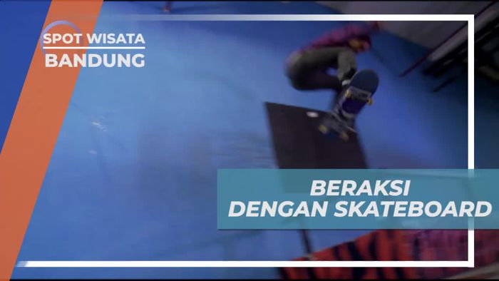 Beraksi Dengan Skateboard di Skate Park Bandung