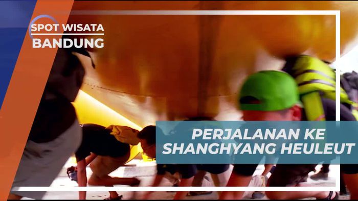 Melintasi Bebatuan Besar Menuju Shanghyang Heuleut Bandung