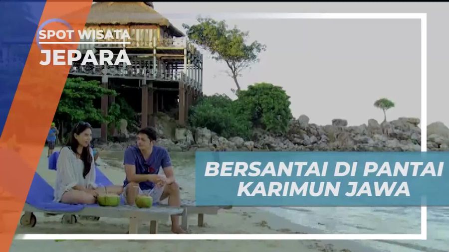 Bersantai Ditemani Es Kelapa di Pantai Karimunjawa 