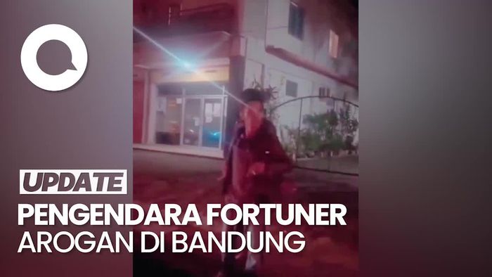 Heboh Aksi Arogan Pengendara Fortuner Acungkan Pedang di Bandung