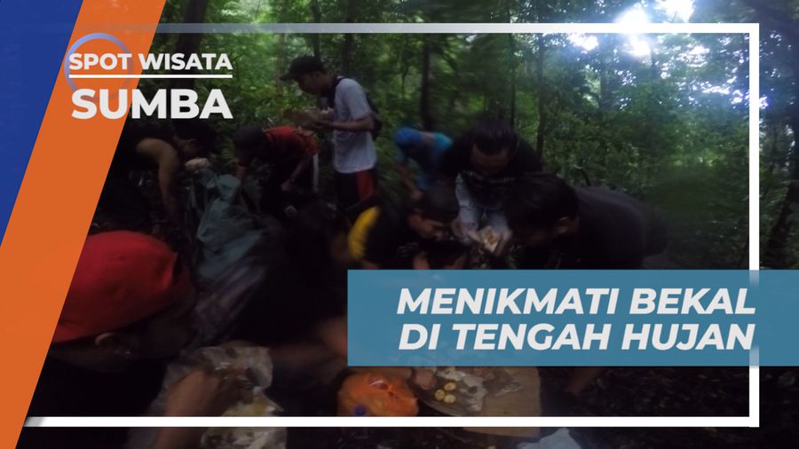Berbagi Kebersamaan, Menikmati Momen Berharga Makan Bersama di Tengah Hujan, Sumba