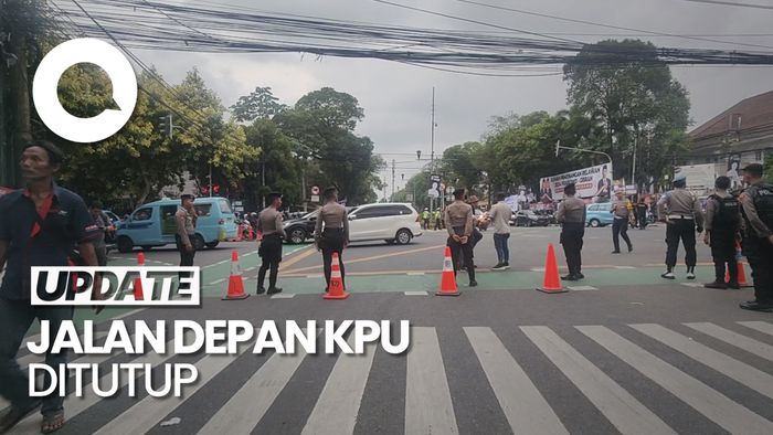 Water Barrier-Kawat Duri Dipasang di Depan KPU, Jalan Ditutup!