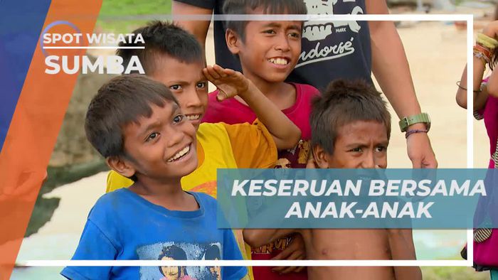 Bermain Bersama Anak-anak di Pantai Mandorak Sumba 