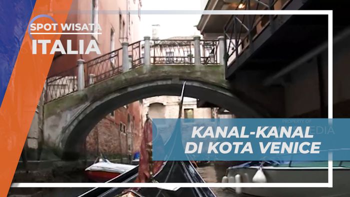 Menikmati Naik Gondola Menyusuri Kanal-Kanal Kota Venice, Italia