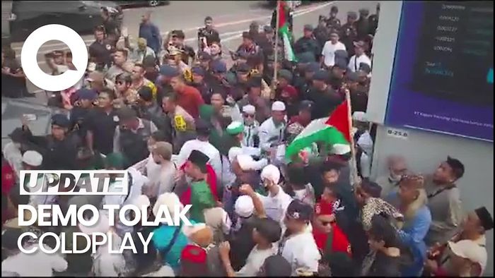 Demo Tolak Coldplay di GBK Ricuh!
