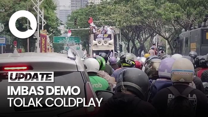Massa Demo Tolak Coldplay Blokade Jalan Gerbang Pemuda, Arus Lalin Macet