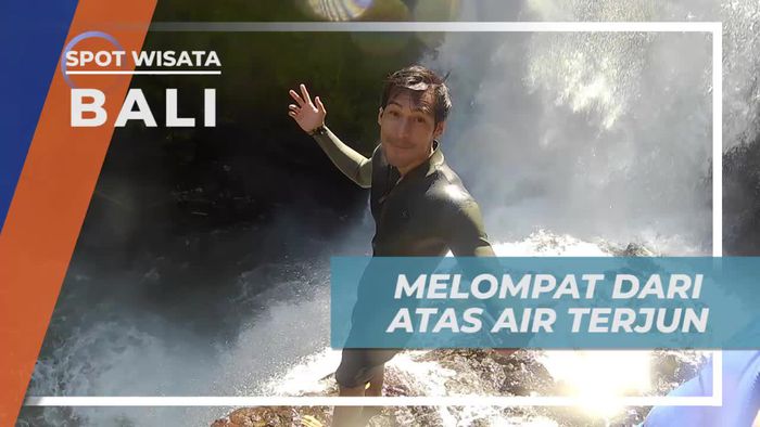 Melompat Indah di Air Terjun Tegenungan Bali 