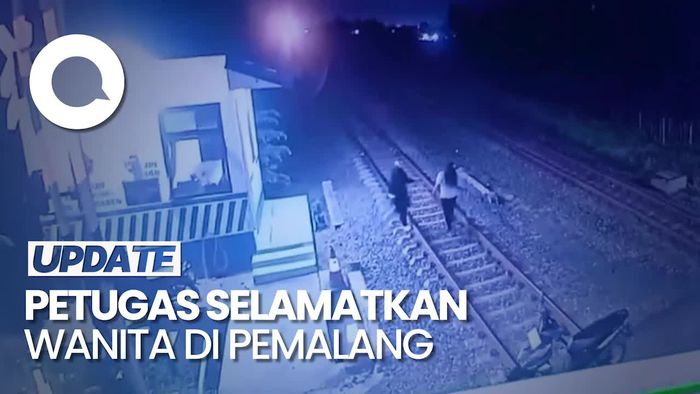 Detik-detik Petugas Perlintasan Selamatkan Wanita Hendak Hadang Kereta 
