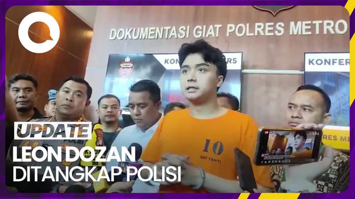 Ekspresi Leon Dozan dengan Tangan Diborgol dan Pakai Baju Tahanan