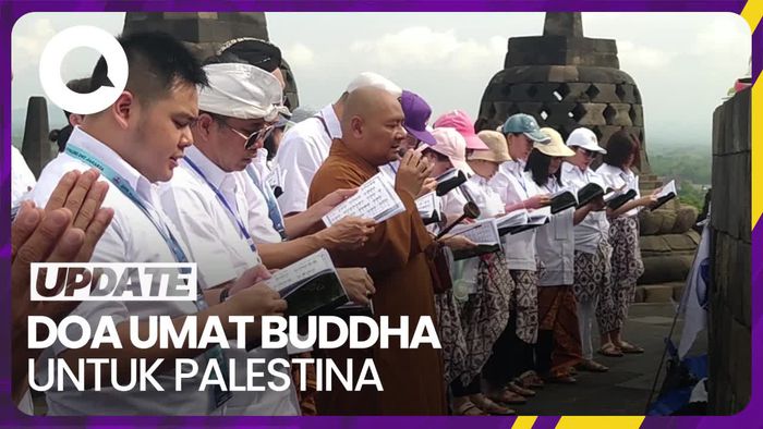 Umat Buddha Doakan Palestina di Puncak Candi Borobudur