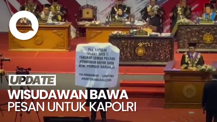 Wisudawan Ini Bawa Spanduk Minta Tolong Kapolri Tangkap Pembunuh Ayahnya