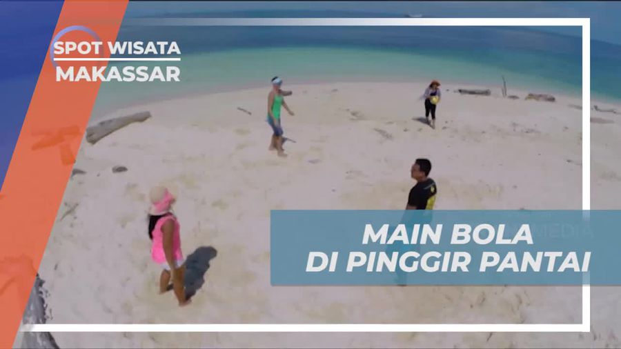 Momen Seru Bermain Bola di Pulau Tak Berpenghuni Makassar