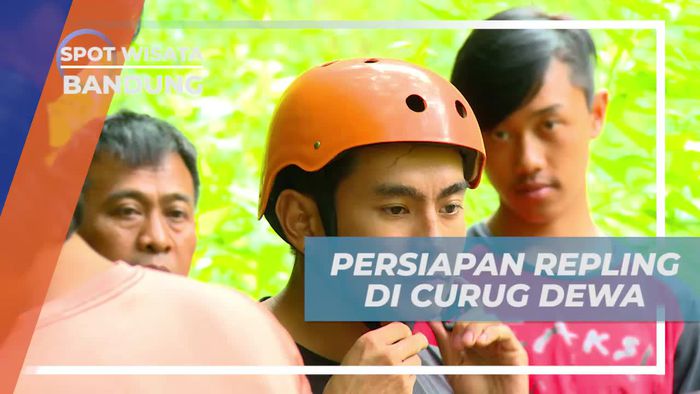 Memakai Alat Keselamatan, Persiapan Repling di Curug Dewa Pangalengan Bandung 