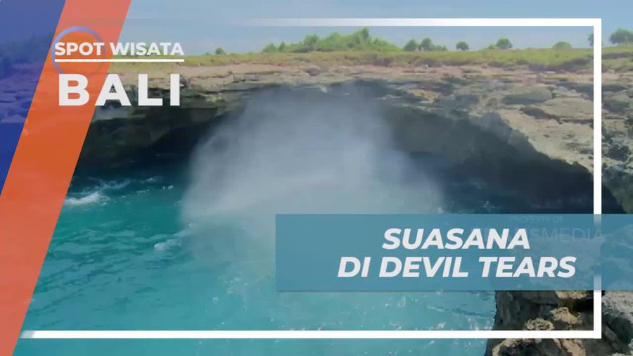 Deburan Ombak Menghantam Tebing di Devil Tears Bali