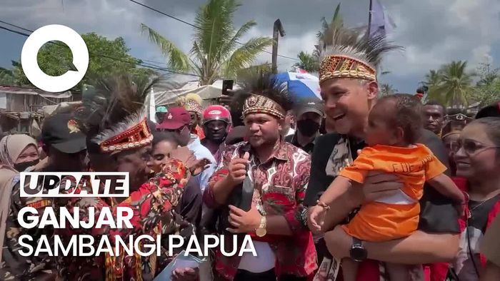 Ganjar Disambut Warga di Sorong, Langsung Cek Rumah Warga Tak Layak Huni