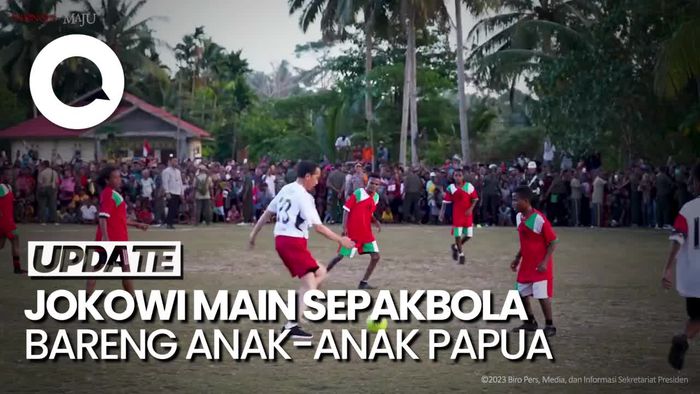 Momen Jokowi Main Bola Bareng Anak-anak di Papua: Lumayan Ngegolin 1