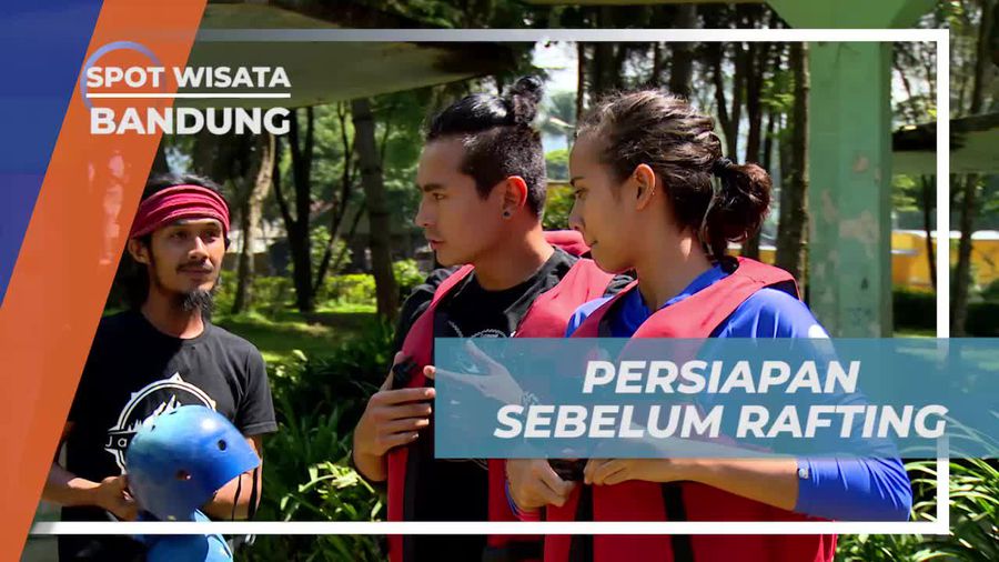 Menyiapkan Alat Keselamatan Untuk Rafting Sungai Citarum Bandung 