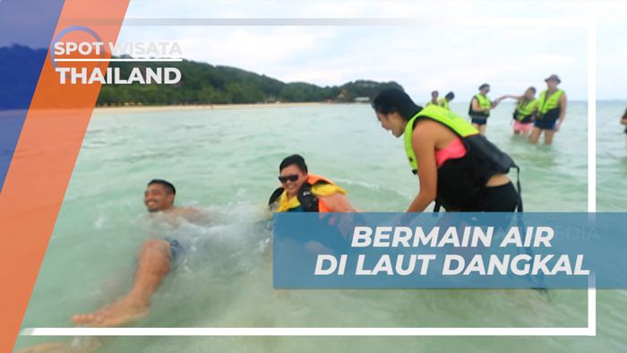 Seru-seruan Bermain Air di Laut Dangkal di Pulau Phi-phi, Thailand