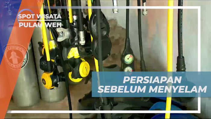 Memakai Peralatan Diving Sebelum Menyelam di Pulau Weh