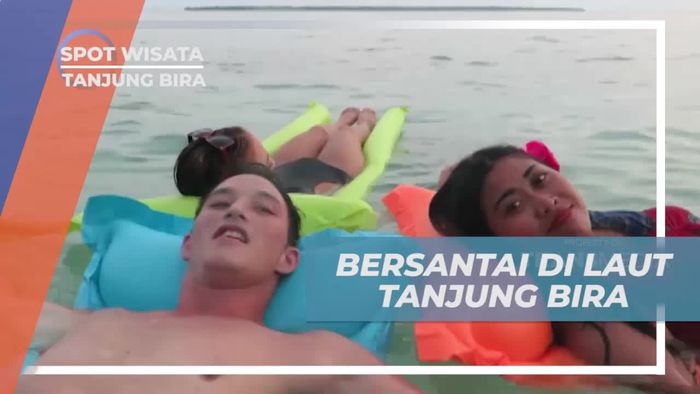Bersantai Dengan Floaties di Pantai Tanjung Bira