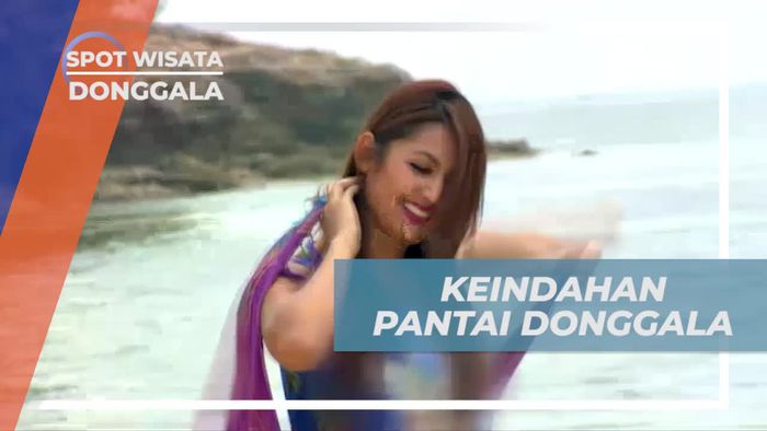 Menikmati Kesegaran Kelapa di Pantai Donggala 