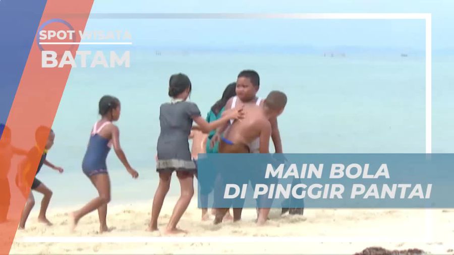 Adu Tangkas Bermain Bola Bersama Anak-anak di Pulau Ranoh Batam 