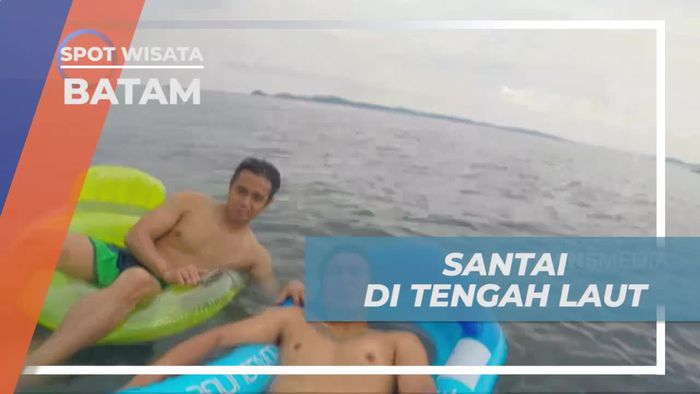 Bersantai Dengan Floaties di Tengah Laut Pulau Ranoh Batam
