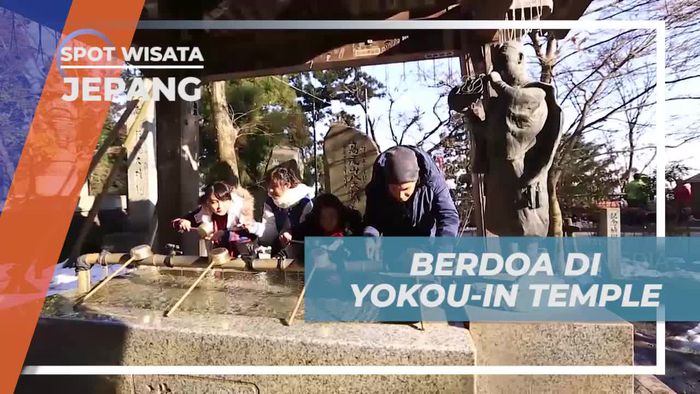 Membersihkan Diri Sebelum Berdoa di Yakuou-in Temple Jepang 