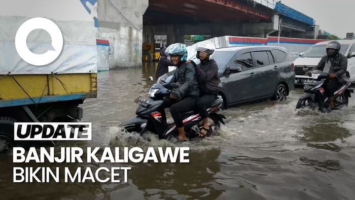 Jalan Kaligawe Semarang Banjir, Banyak Motor Mogok!