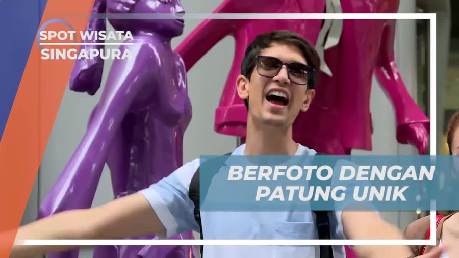 Berfoto Dengan Latar Patung Warna-warni di Orchard Road Singapura 