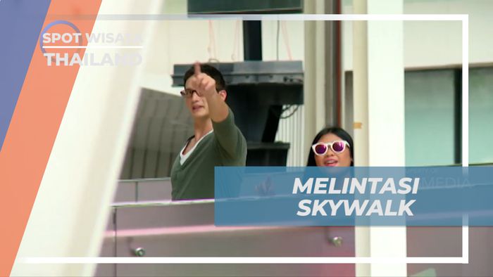 Jalan-jalan Santai Melintasi Skywalk di EM District, Thailand